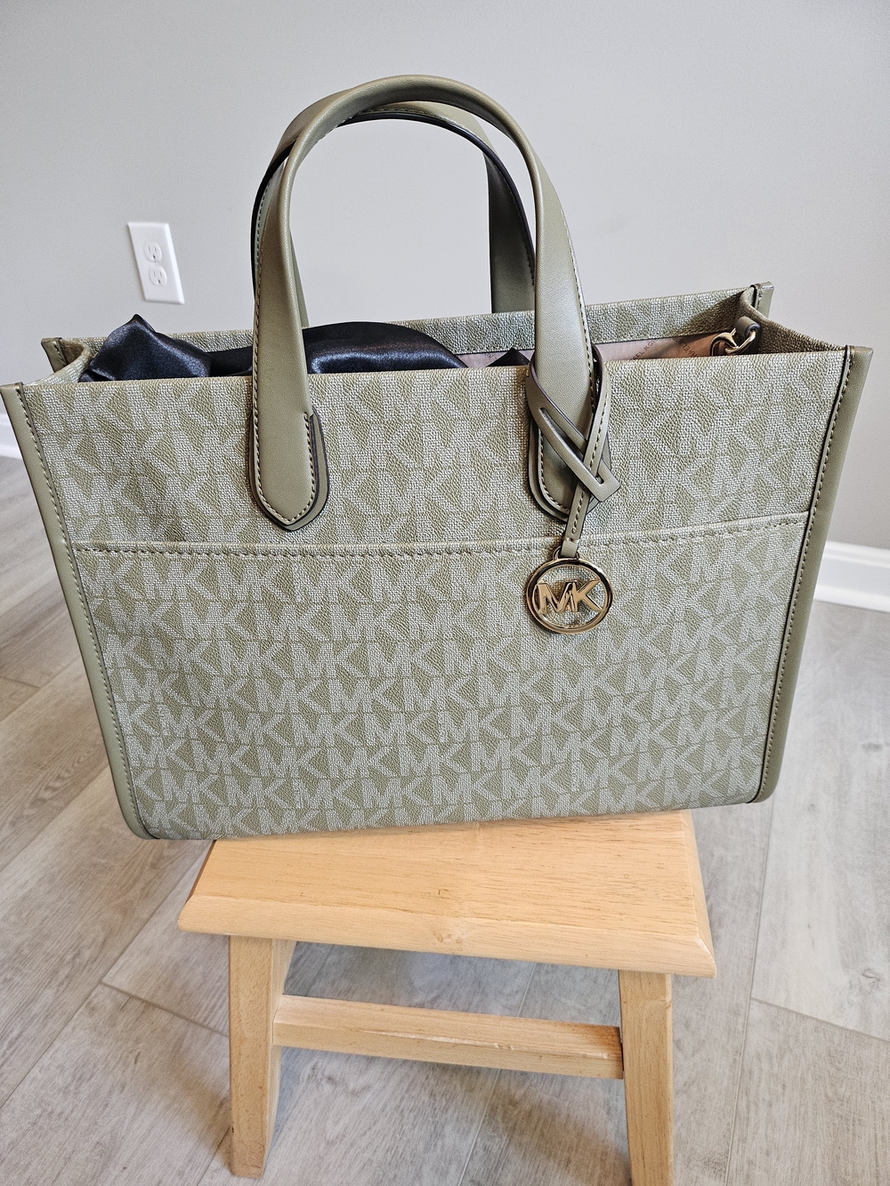 Michael Kors – Large Safari Green Tote/Bag w/Detachable Shoulder Strap (O/S)